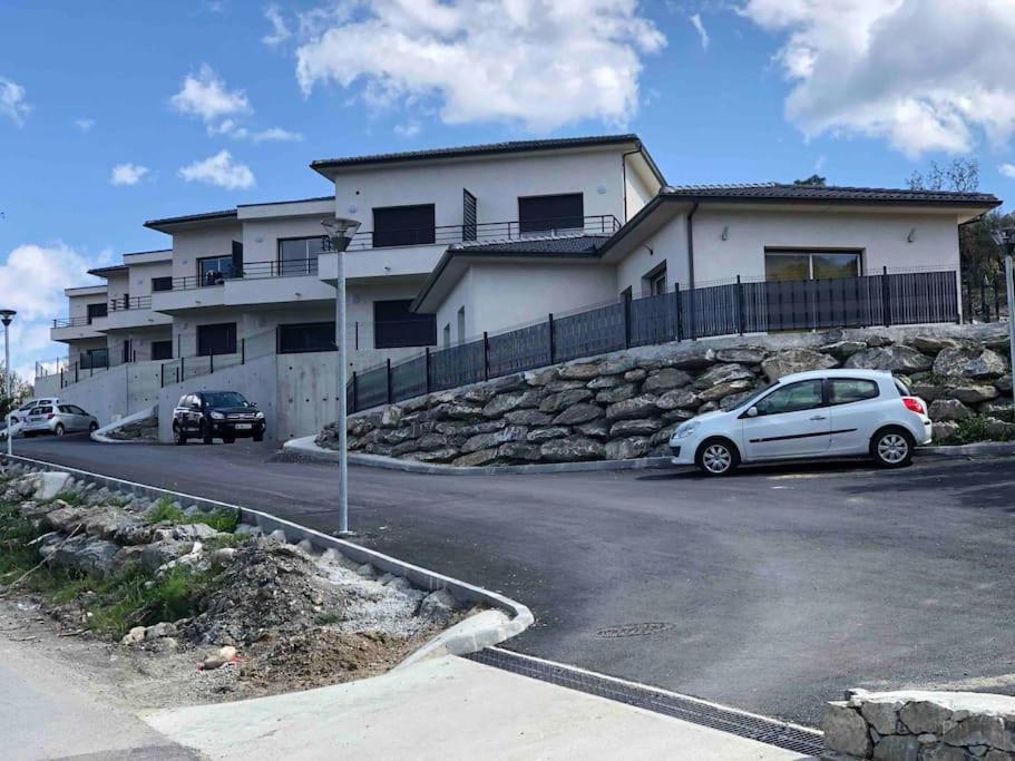Magnifique Dans Neuve Apartamento Corte (Corsica)